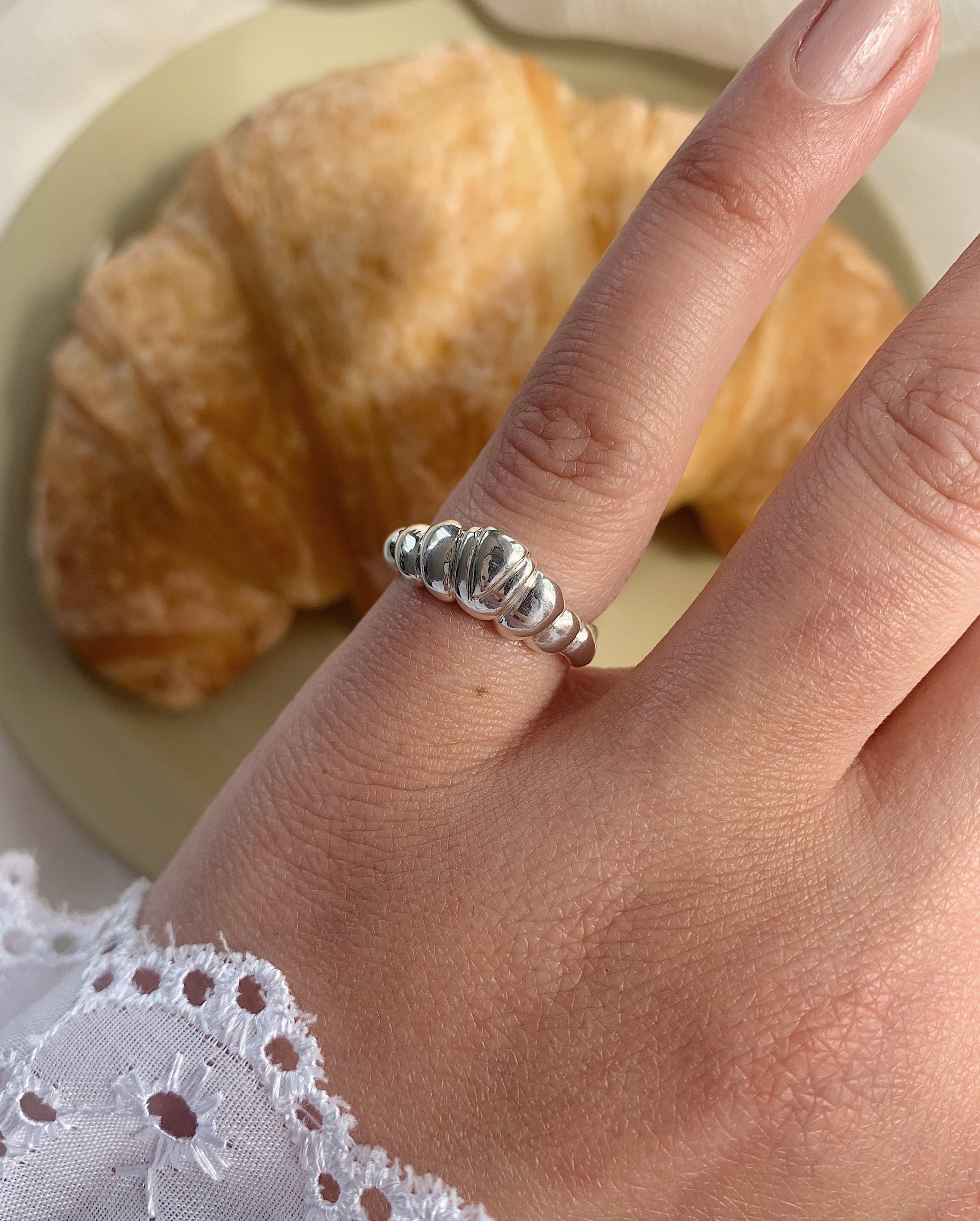 Crossant ring